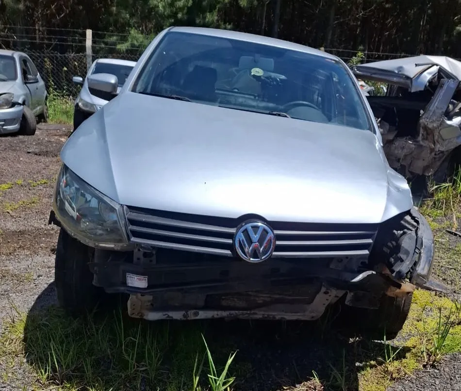 Carro sai da pista na PR-151, em Castro; motorista deixou o local