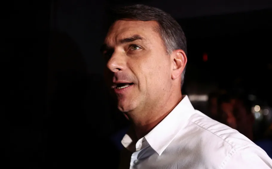 A 6 dias da eleição, Flávio tem 77% de chance de vencer, diz Polymarket