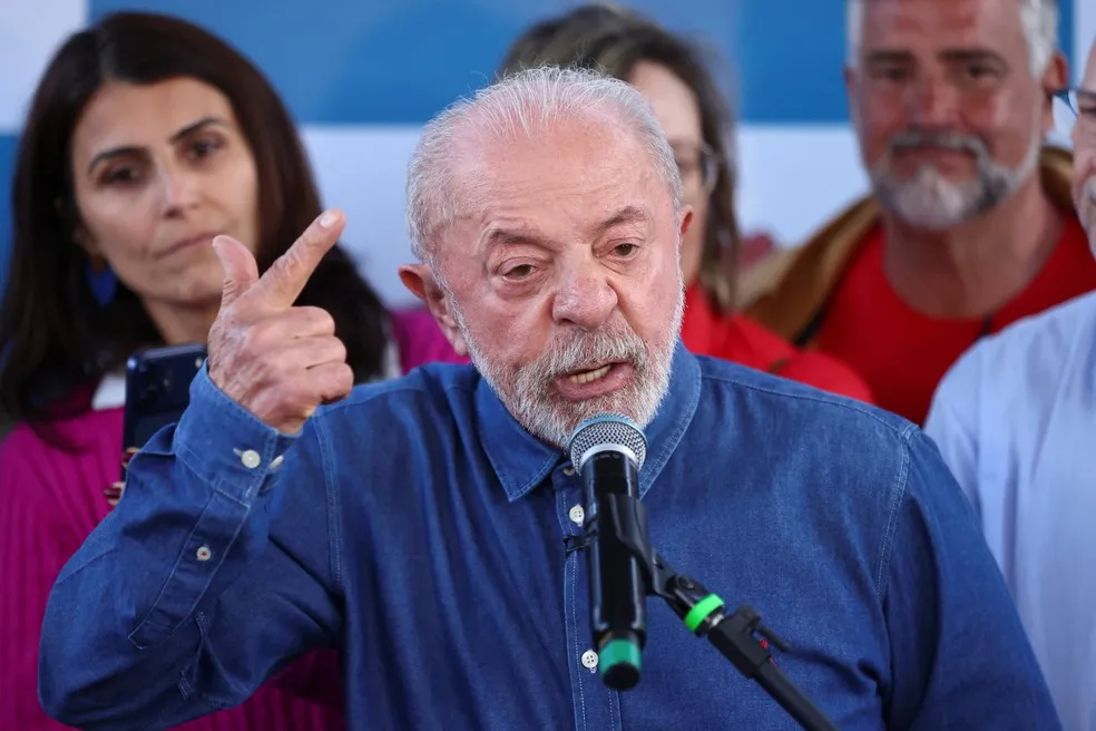 Lula diz que “se Flávio apresentar um documento autorizando quebrar o sigilo vai ter debate”