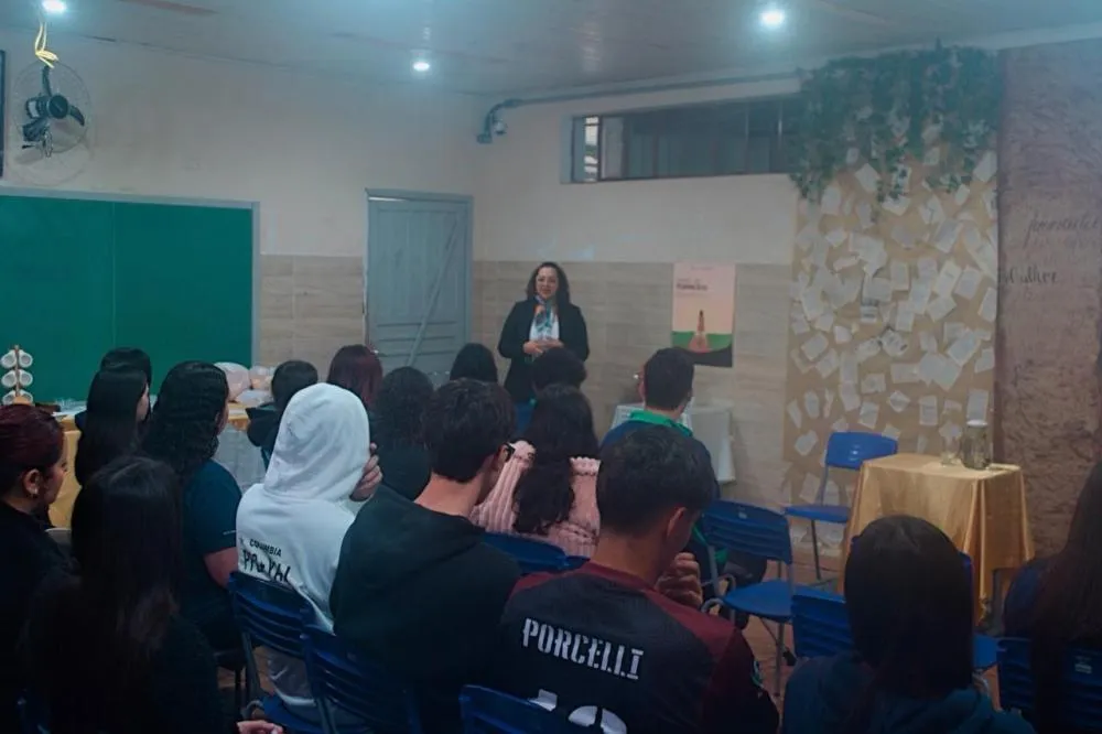CURIÚVA: Estudantes participam de café literário com palestra sobre direitos humanos