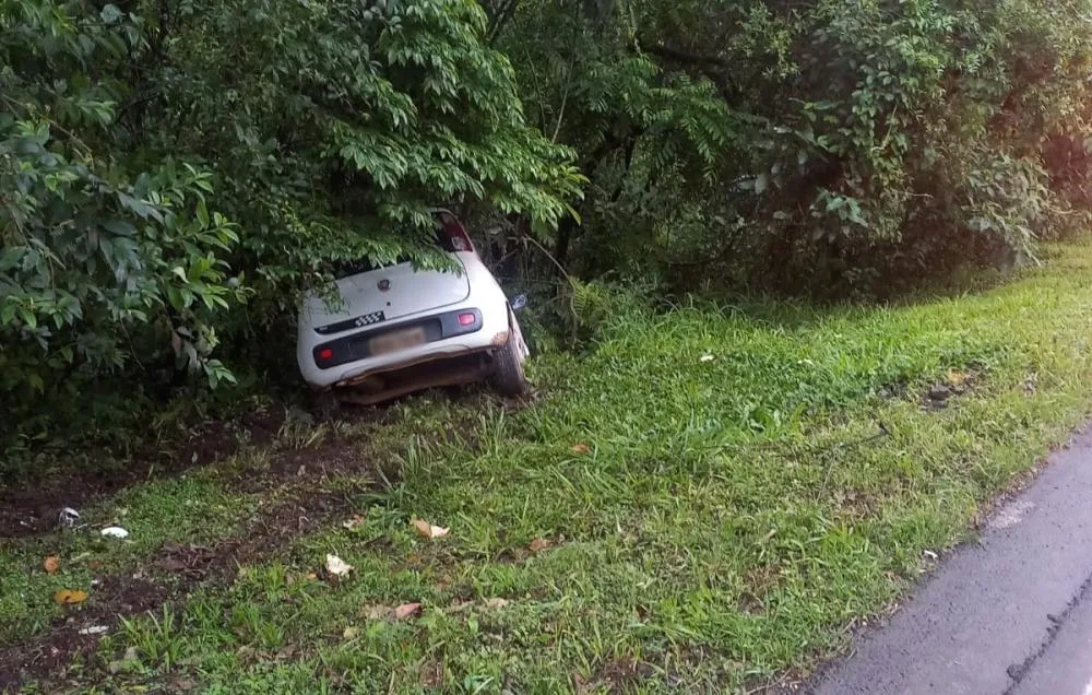 Motorista de 49 anos fica ferido após veículo sair da pista na PR-092, em Jaguariaíva