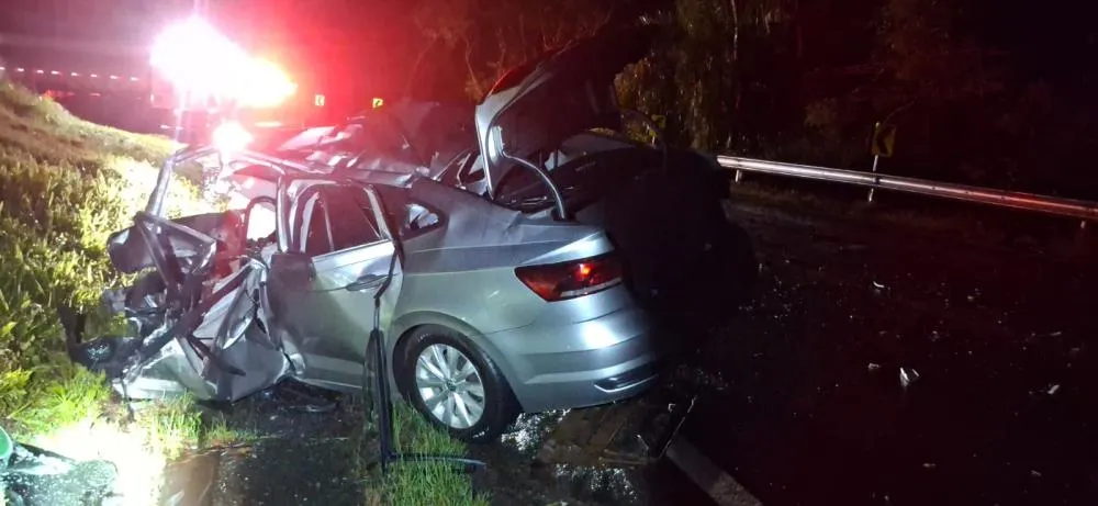 CURIÚVA: Colisão frontal entre carro e caminhão mata morador de São Jerônimo da Serra