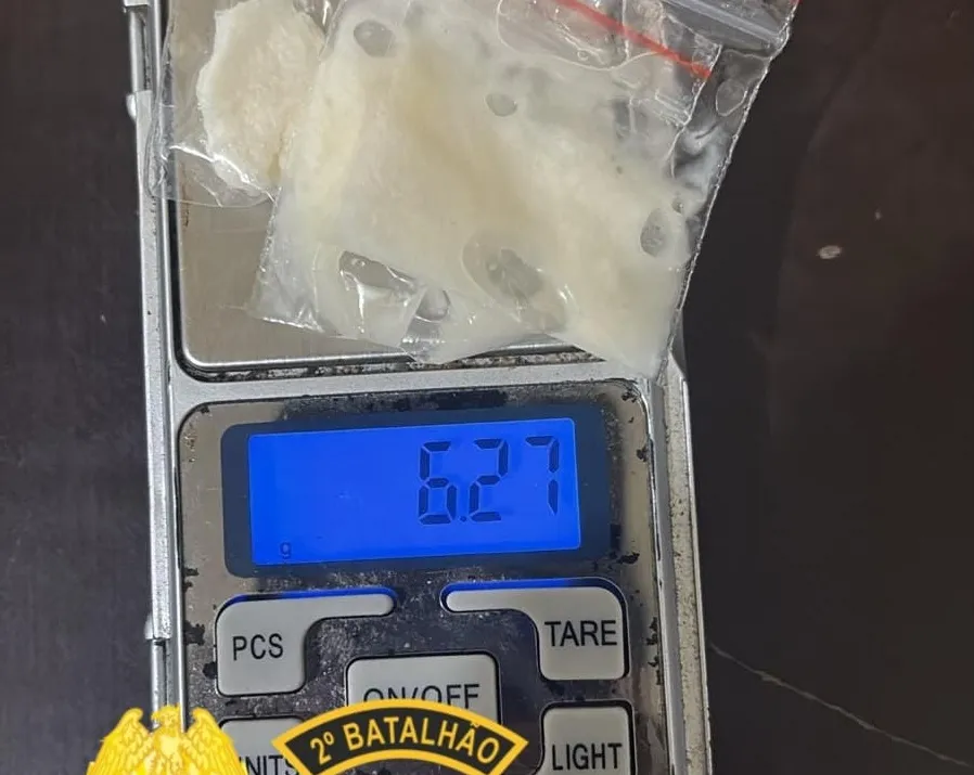 Motociclista foge da PM, coloca pedestres em risco e abandona cocaína durante perseguição em Ibaiti