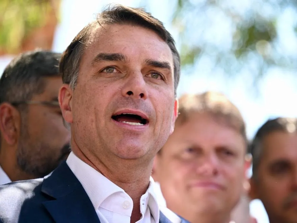 Em carta, Flávio se declara o ‘verdadeiro presidente eleito do Brasil’