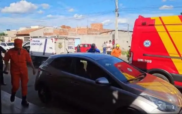 Criança de 2 anos morre após ser deixada dentro de carro