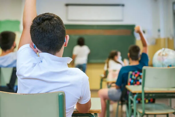 Professor teria desenhado bigode em menina e maquiado menino de 5 anos em CMEI de SC