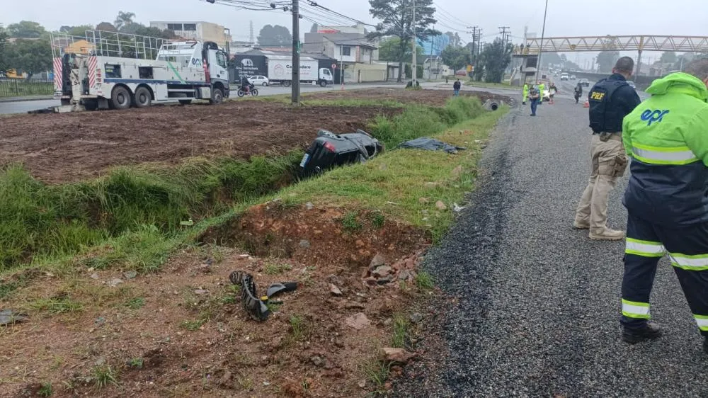 Mulher morre e motorista fica gravemente ferido após capotamento na BR-277